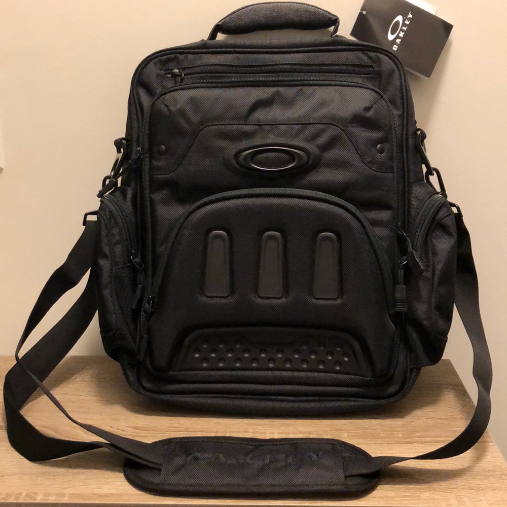 Men’s Oakley messenger bag